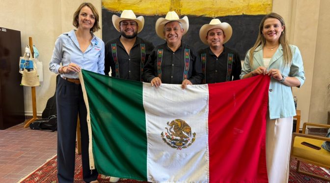 Trío Amanecer Huasteco, representante de Querétaro en Chile