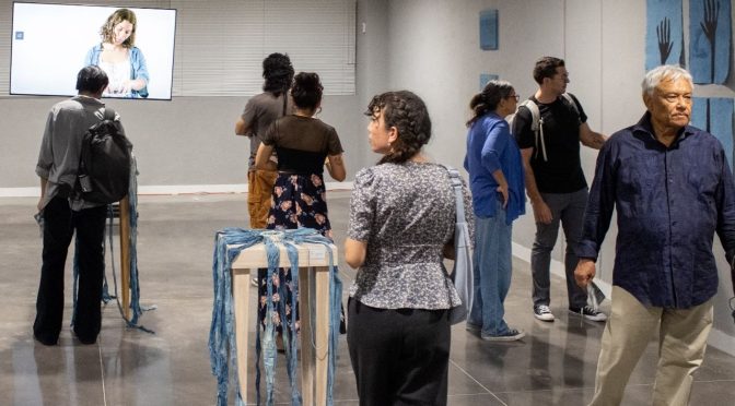 Llega Aline González al CAE con su muestra Guardianes del Añil